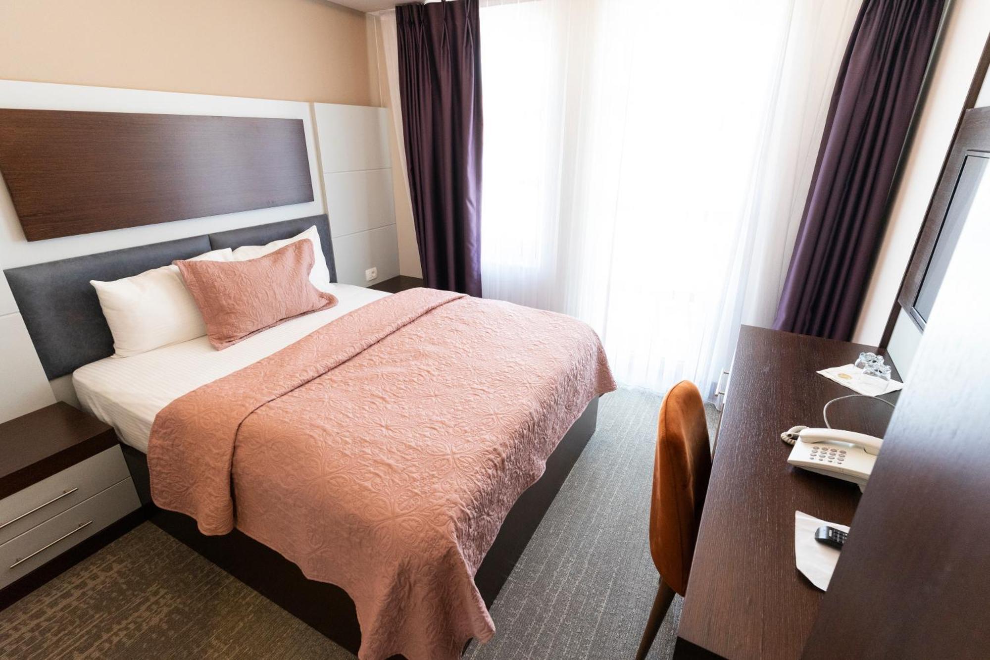 Hotel Prizreni Luaran gambar