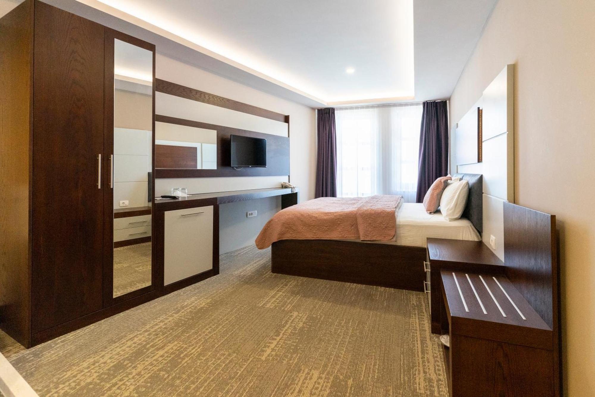 Hotel Prizreni Luaran gambar