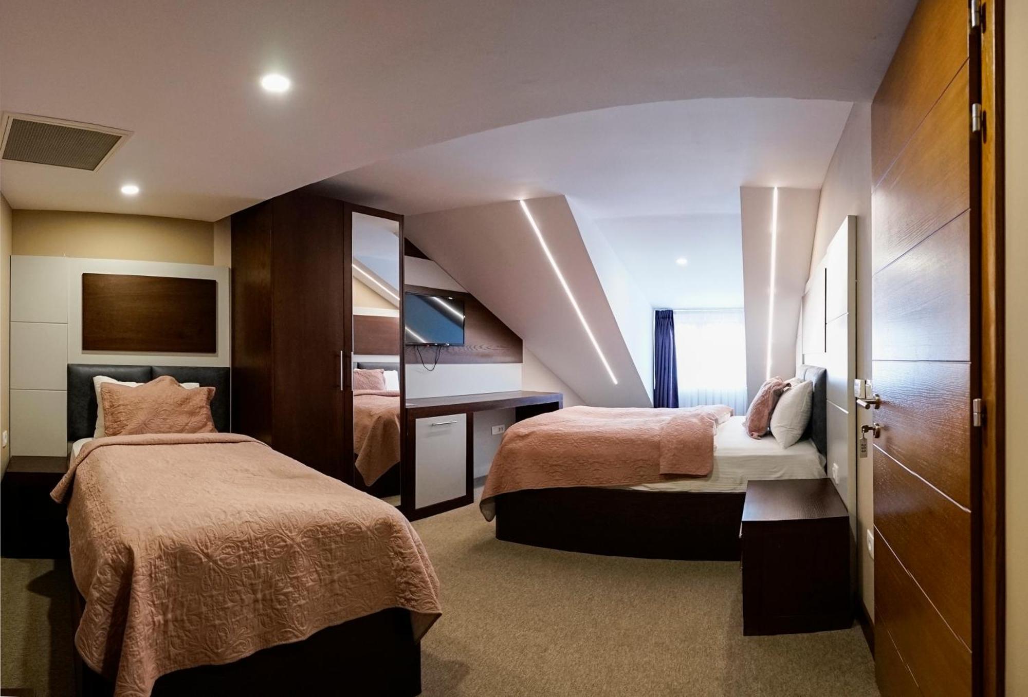 Hotel Prizreni Luaran gambar