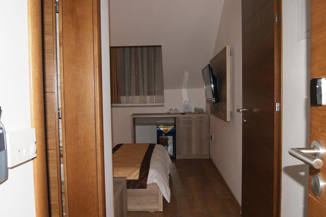 Hotel Prizreni Luaran gambar